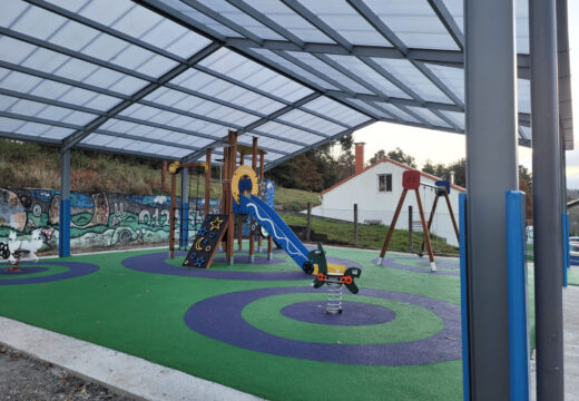 O Concello de Boqueixón inviste máis de 40.000 euros na construción dun novo parque infantil cuberto no CRA de Sergude